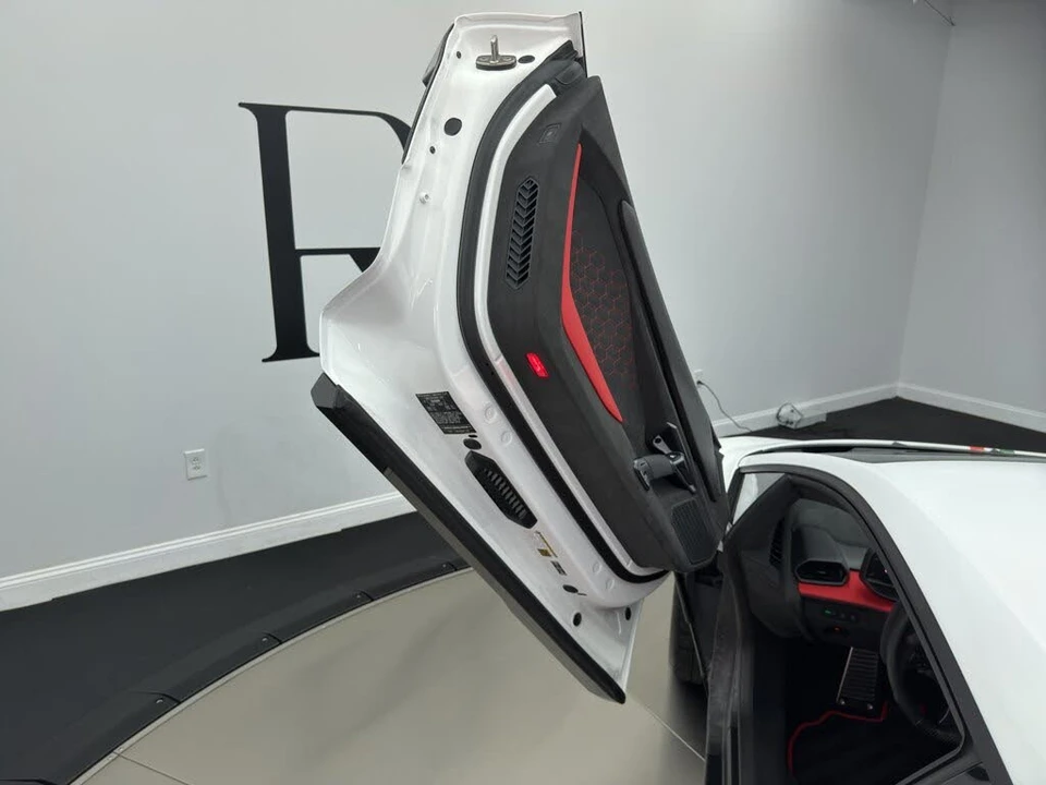 2025 Lamborghini Revuelto - Image 16 of 24