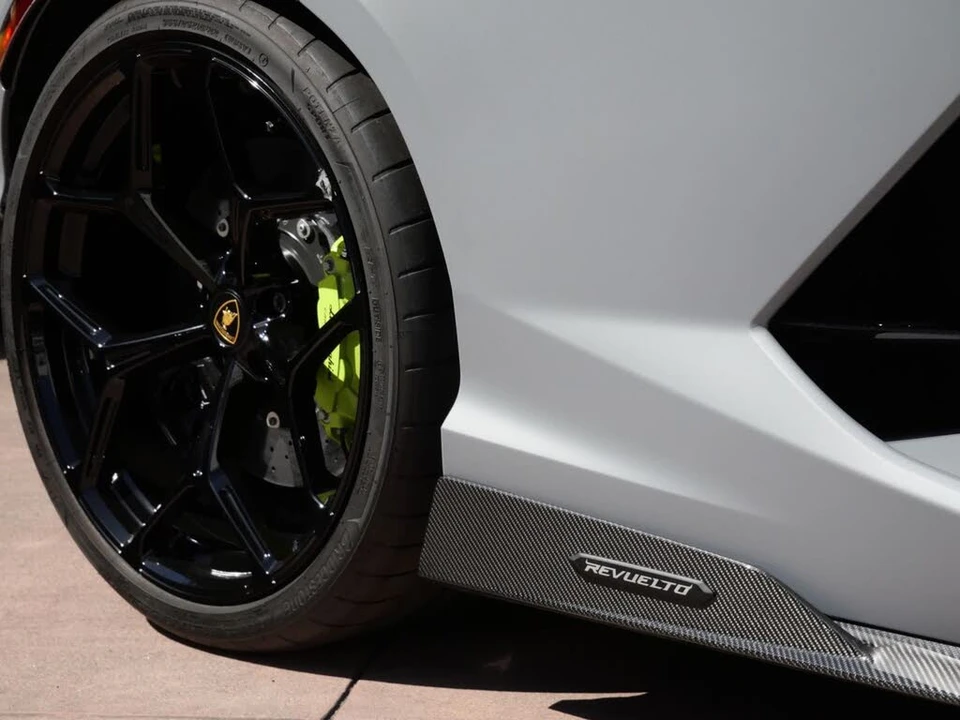 2025 Lamborghini Revuelto - Image 13 of 31