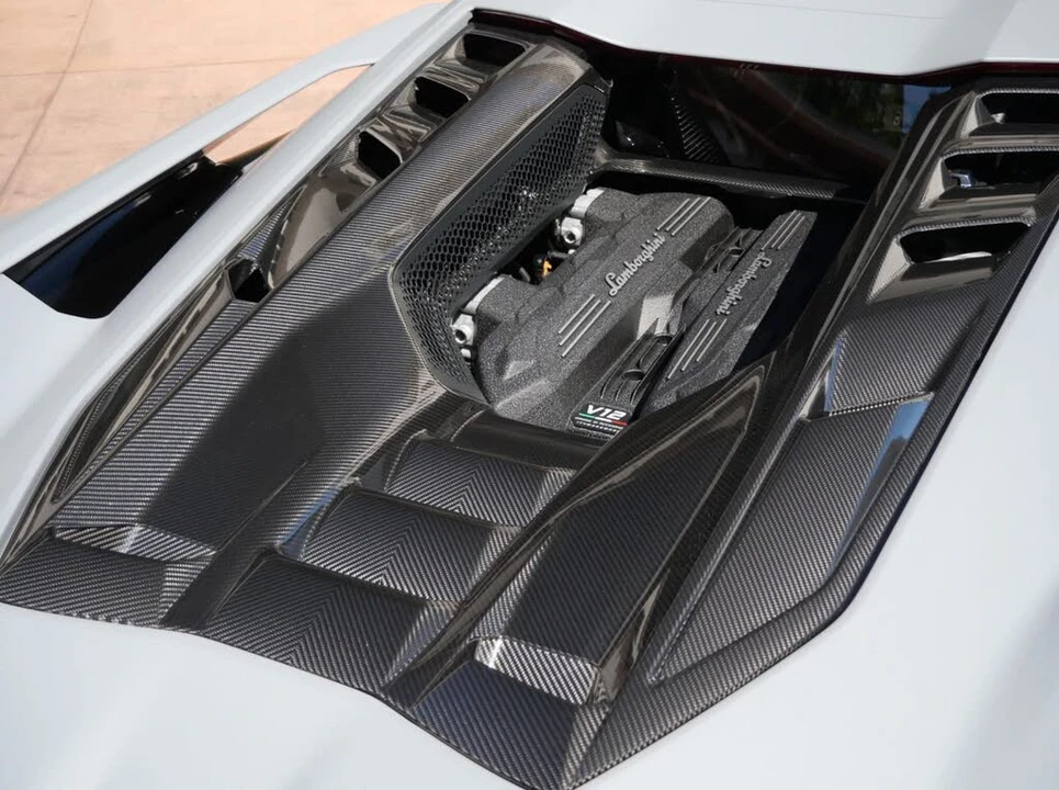 2025 Lamborghini Revuelto - Image 16 of 31
