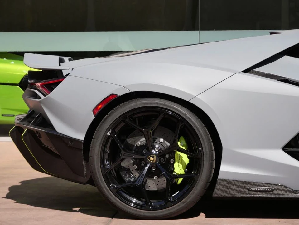 2025 Lamborghini Revuelto - Image 21 of 31