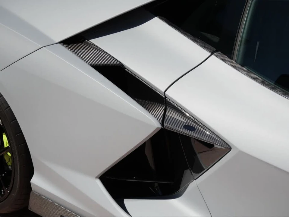 2025 Lamborghini Revuelto - Image 14 of 31