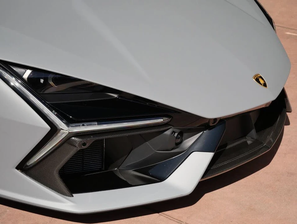 2025 Lamborghini Revuelto - Image 22 of 31