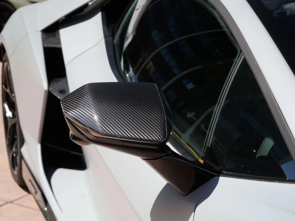 2025 Lamborghini Revuelto - Image 15 of 31