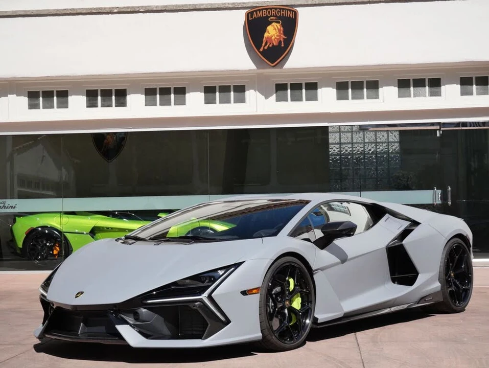 2025 Lamborghini Revuelto - Image 24 of 31