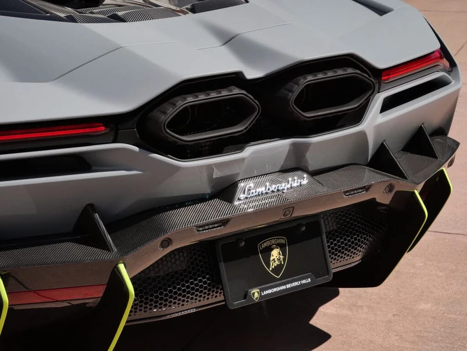 2025 Lamborghini Revuelto - Image 17 of 31