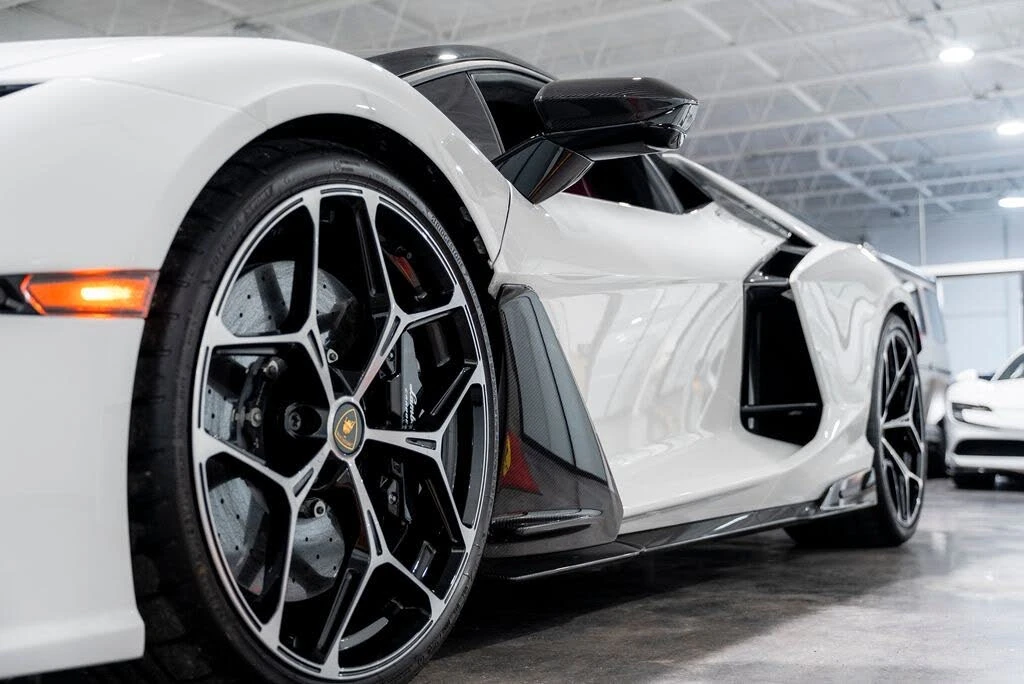 2025 Lamborghini Revuelto - Image 20 of 31