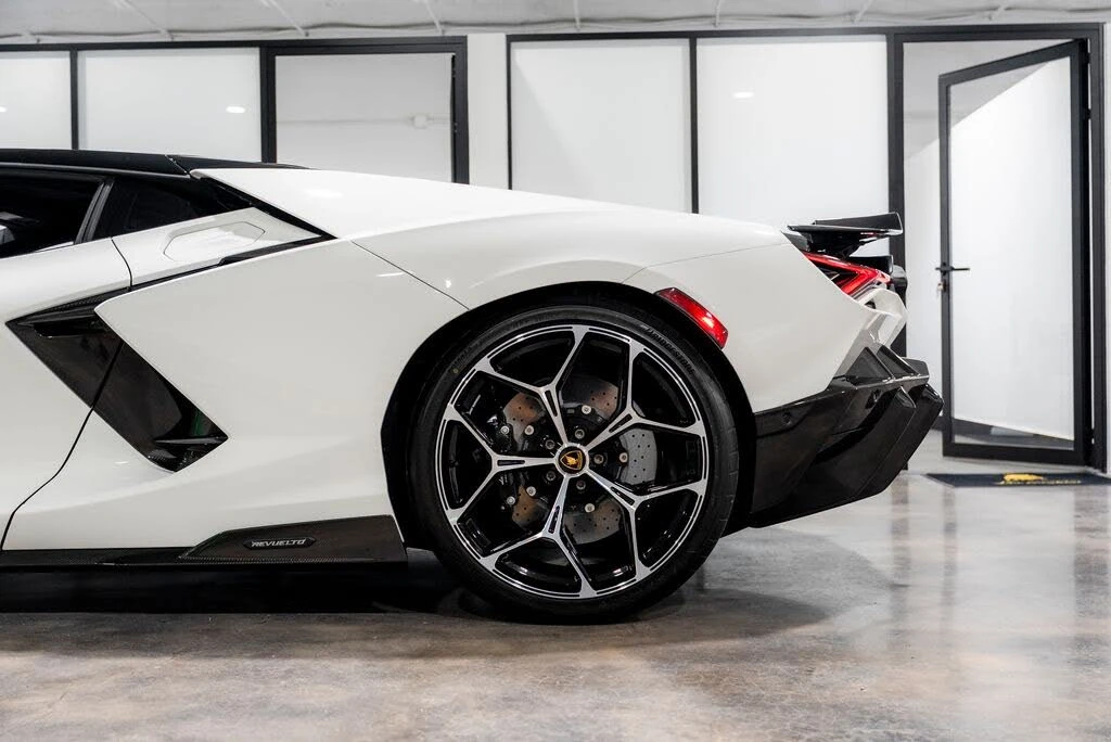2025 Lamborghini Revuelto - Image 27 of 31