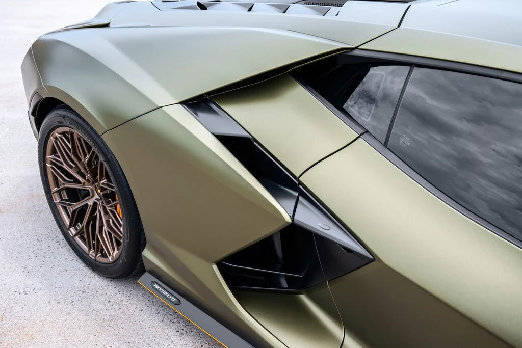 2025 Lamborghini Revuelto - Image 15 of 30