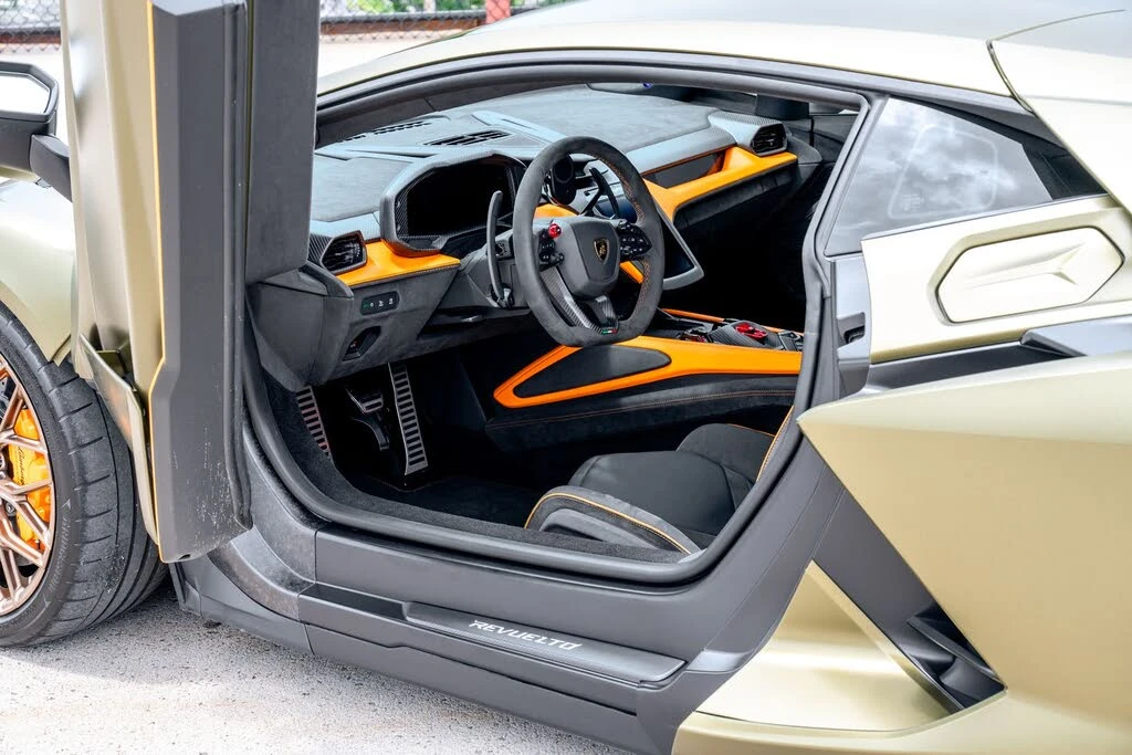 2025 Lamborghini Revuelto - Image 21 of 30