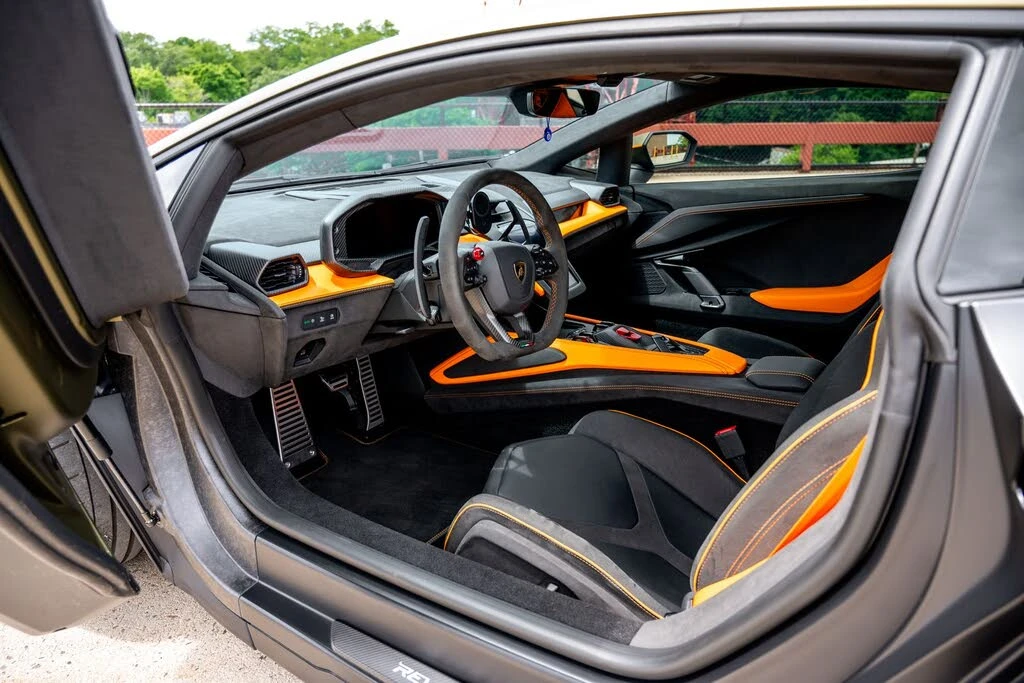 2025 Lamborghini Revuelto - Image 23 of 30