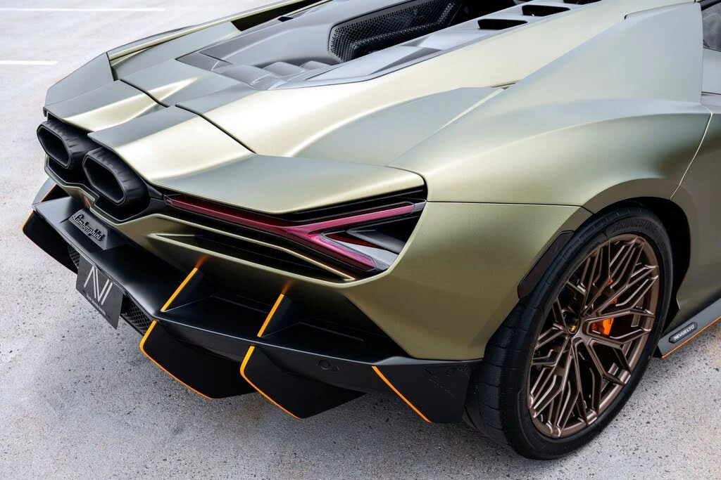 2025 Lamborghini Revuelto - Image 17 of 30