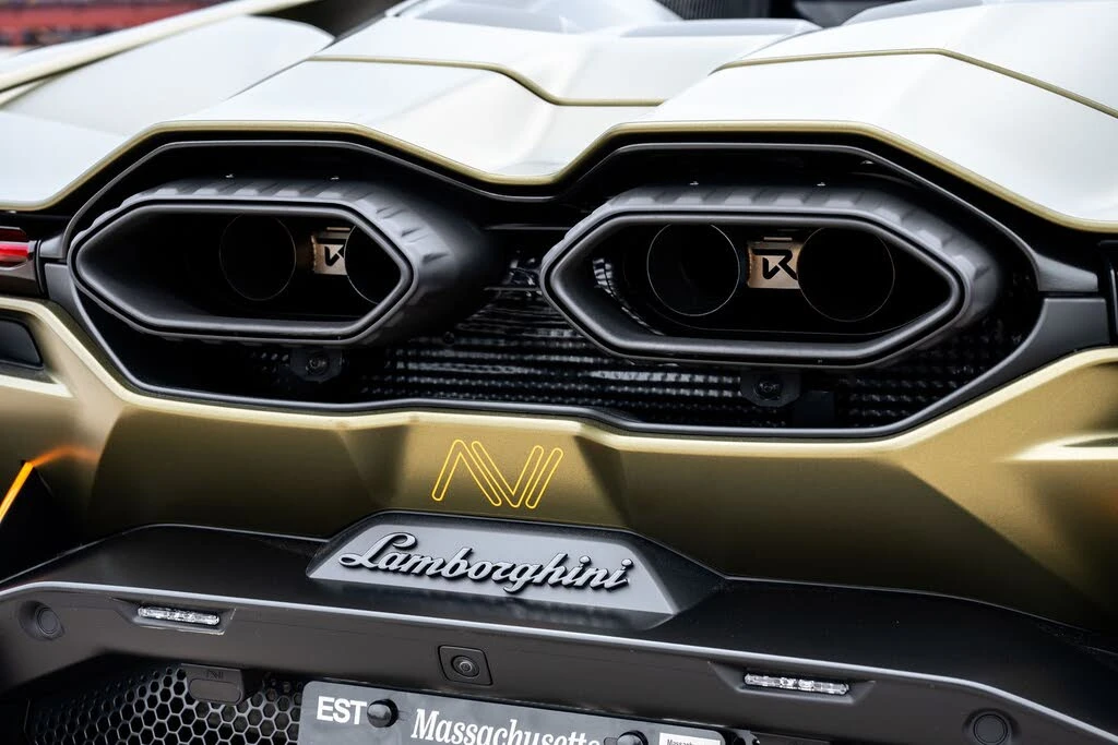 2025 Lamborghini Revuelto - Image 18 of 30