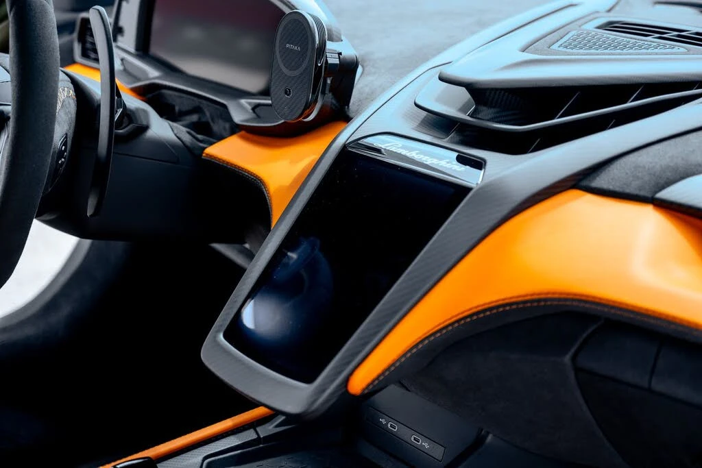 2025 Lamborghini Revuelto - Image 24 of 30