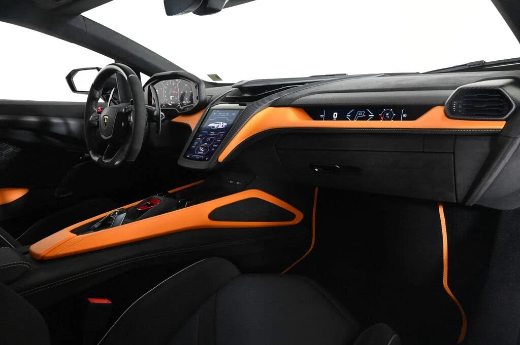 2025 Lamborghini Revuelto - Image 15 of 31