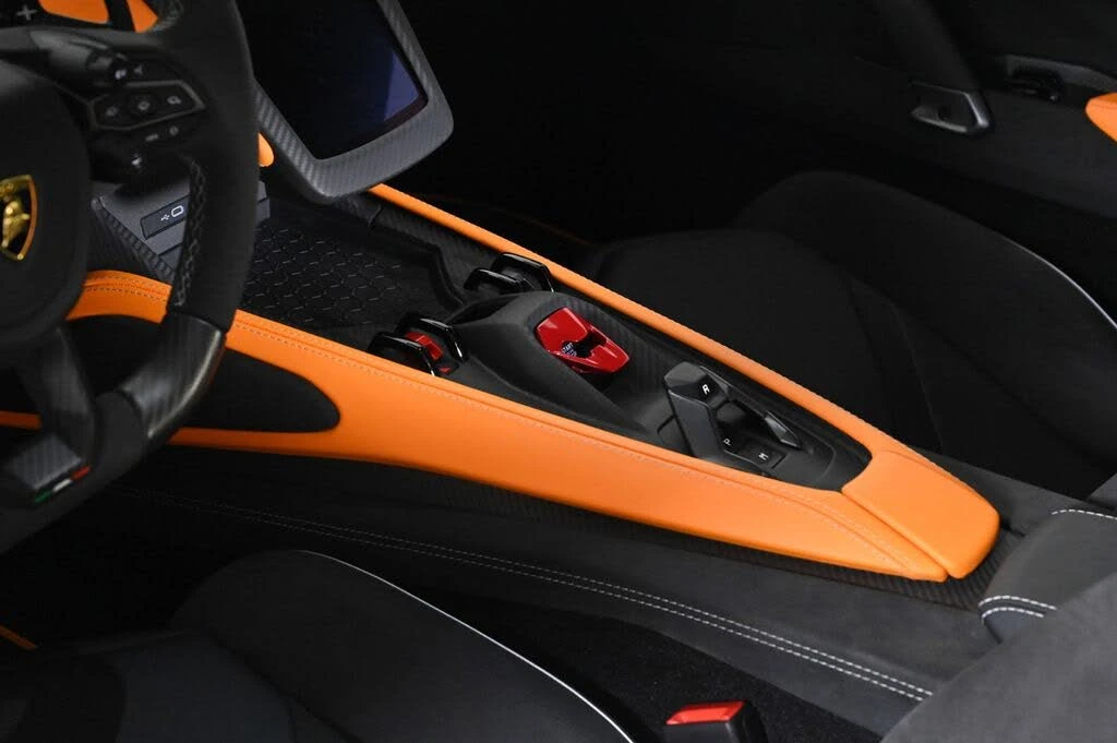 2025 Lamborghini Revuelto - Image 14 of 31