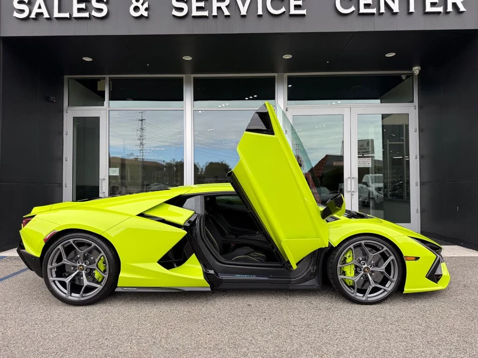 2025 Lamborghini Revuelto - Image 6 of 31