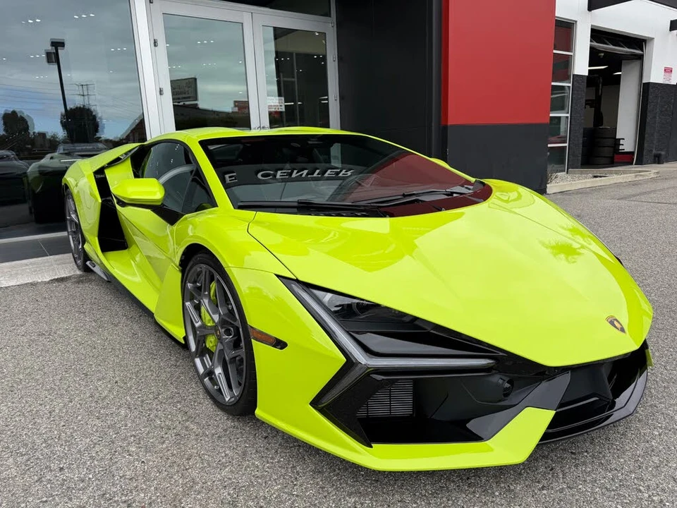 2025 Lamborghini Revuelto - Image 14 of 31