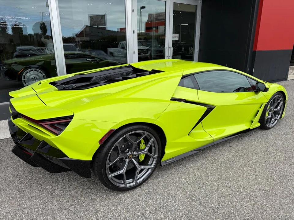 2025 Lamborghini Revuelto - Image 5 of 31