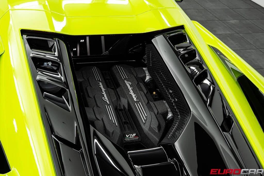 2025 Lamborghini Revuelto - Image 24 of 31