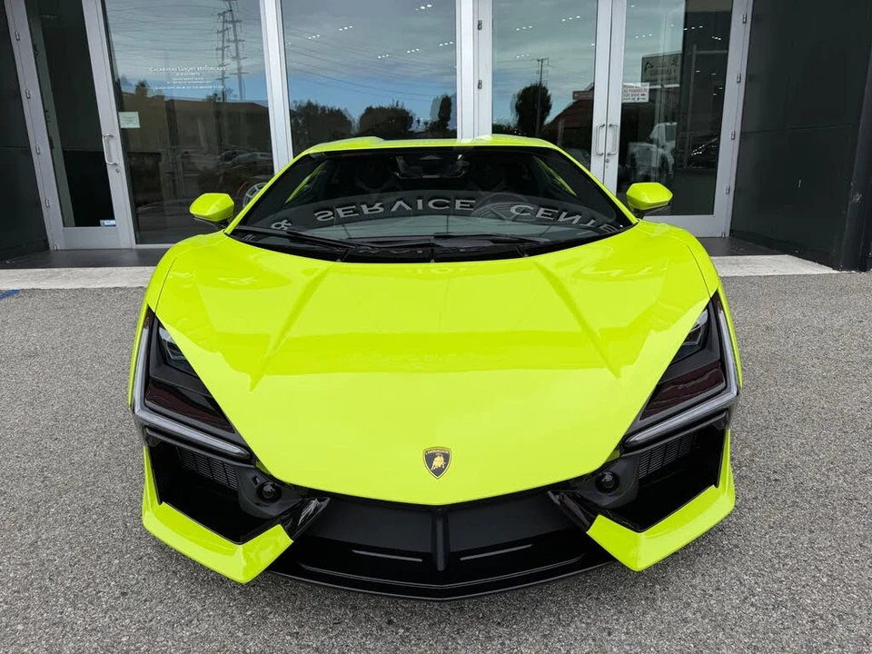 2025 Lamborghini Revuelto - Image 12 of 31