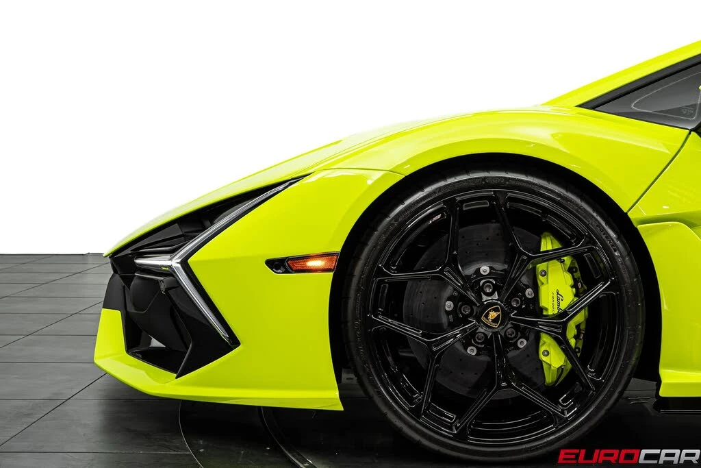 2025 Lamborghini Revuelto - Image 17 of 31
