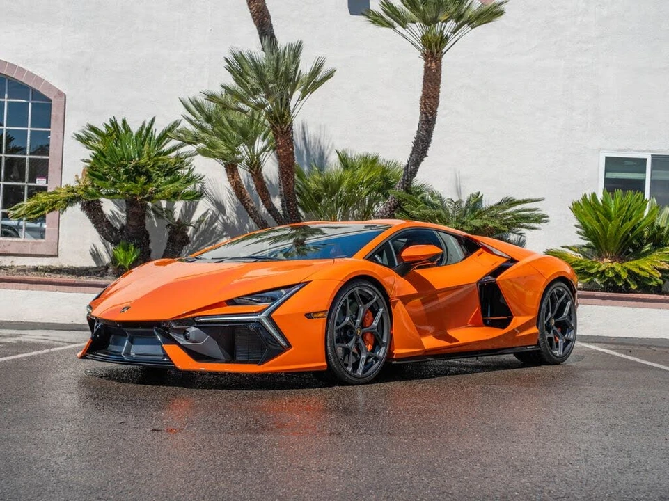2025 Lamborghini Revuelto - Image 24 of 31