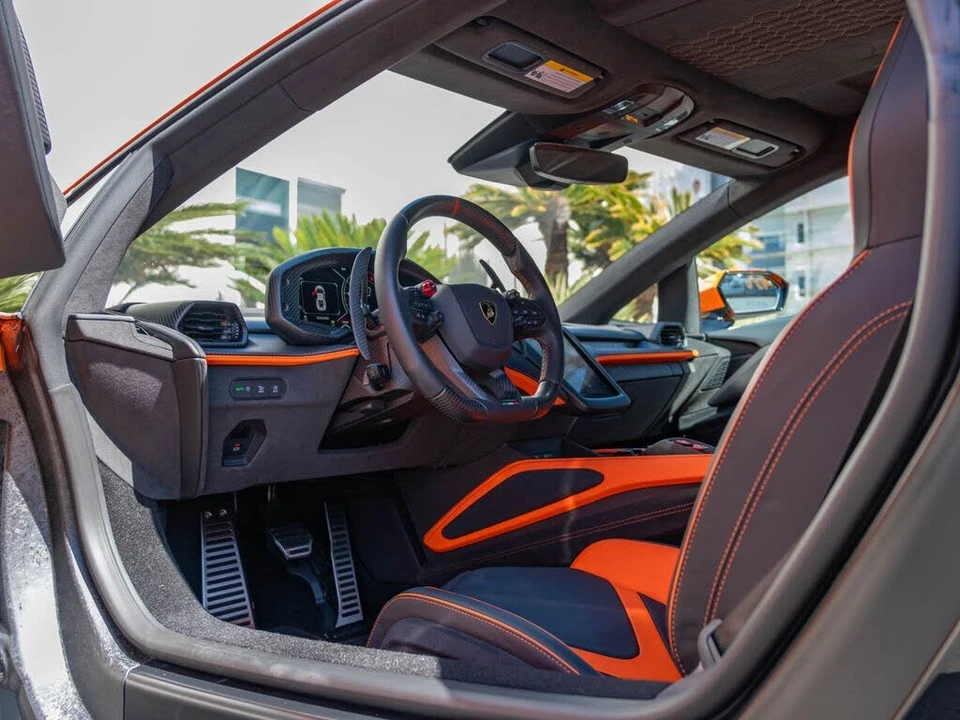 2025 Lamborghini Revuelto - Image 19 of 31