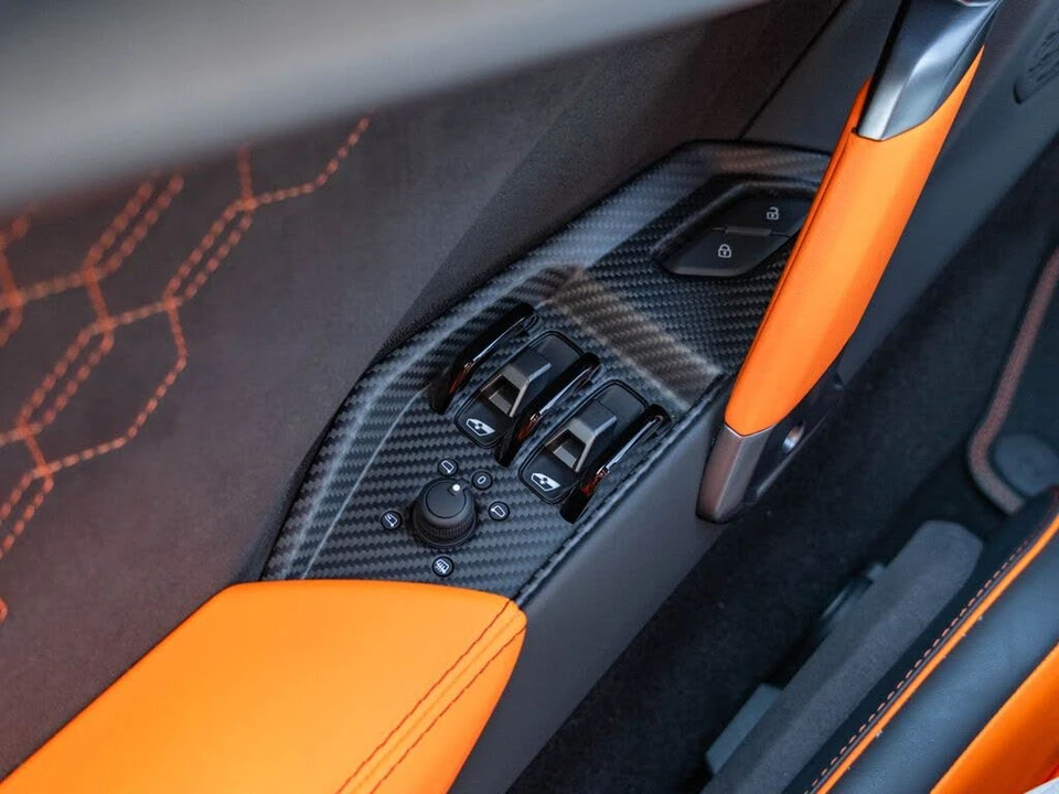 2025 Lamborghini Revuelto - Image 18 of 31