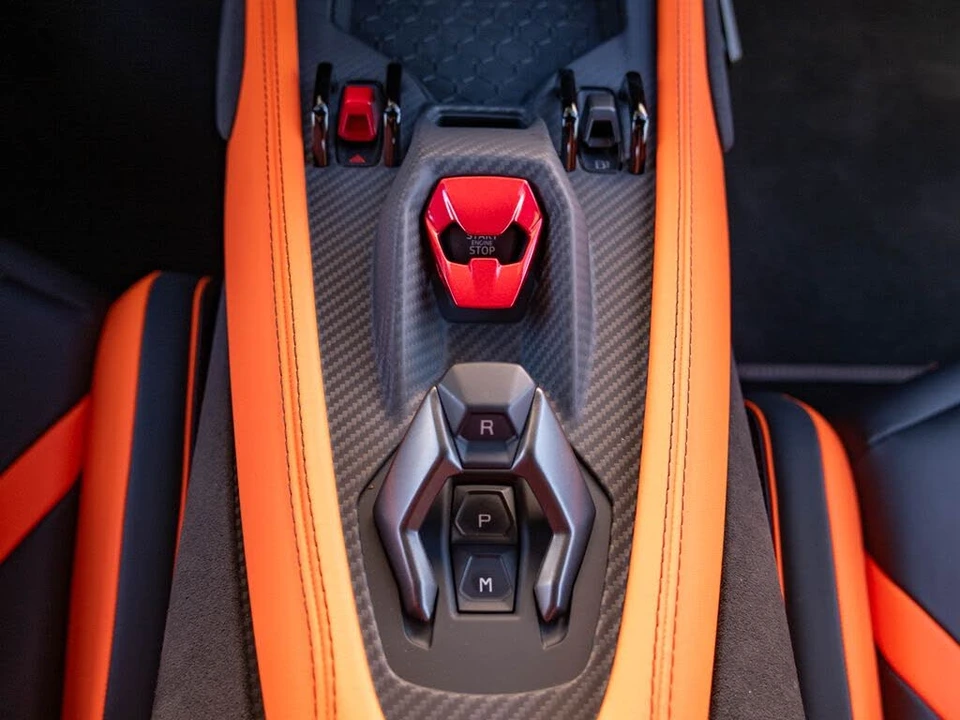 2025 Lamborghini Revuelto - Image 16 of 31
