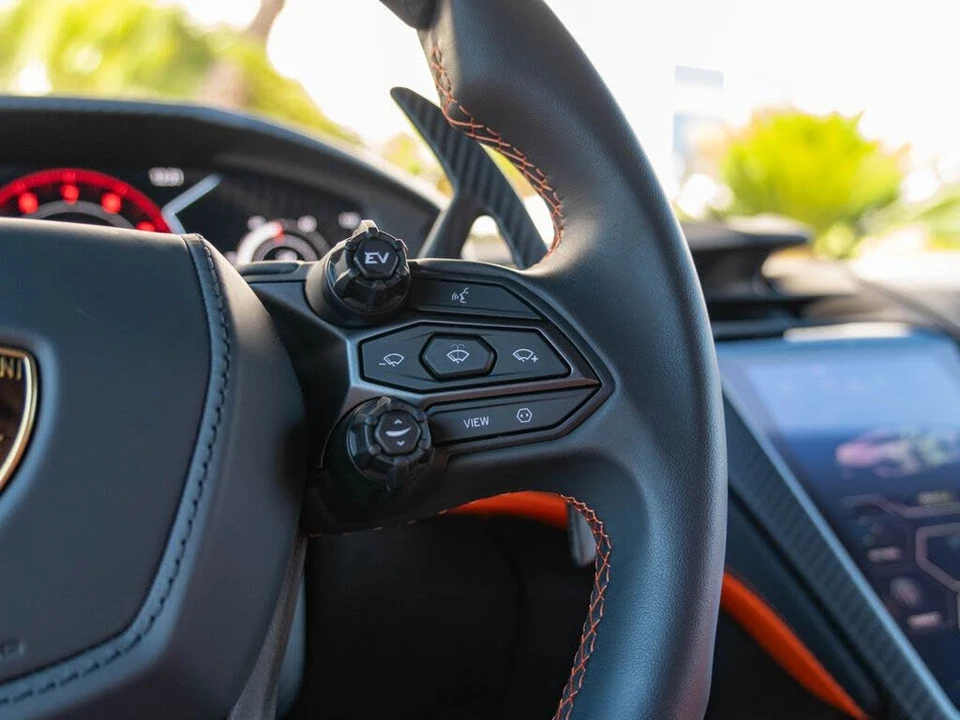 2025 Lamborghini Revuelto - Image 12 of 31