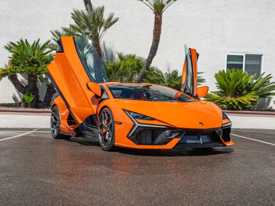 2025 Lamborghini Revuelto - Image 28 of 31