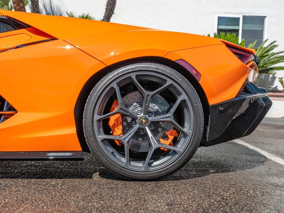 2025 Lamborghini Revuelto - Image 23 of 31