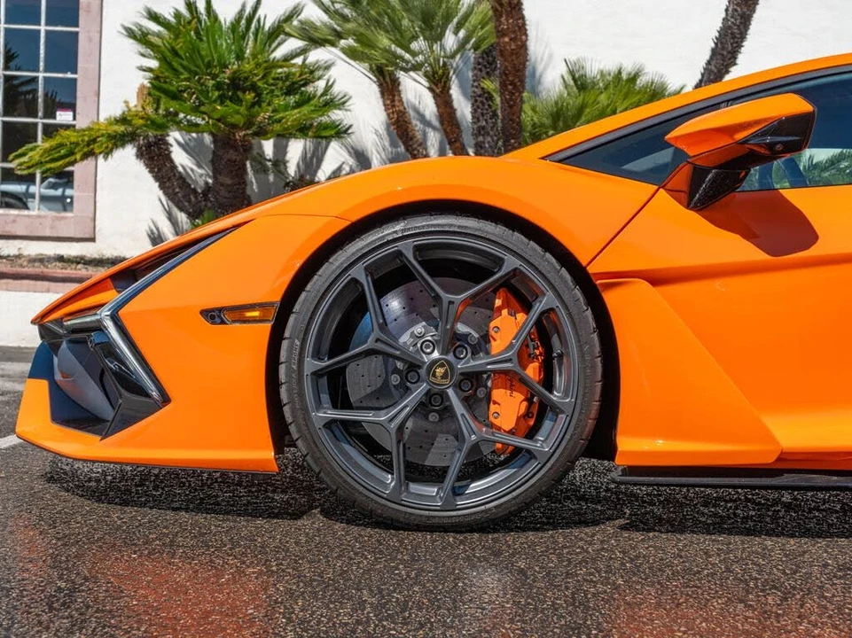 2025 Lamborghini Revuelto - Image 9 of 31