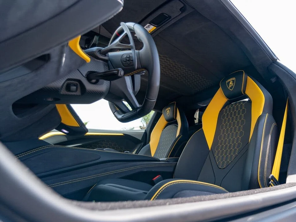 2025 Lamborghini Revuelto - Image 18 of 31