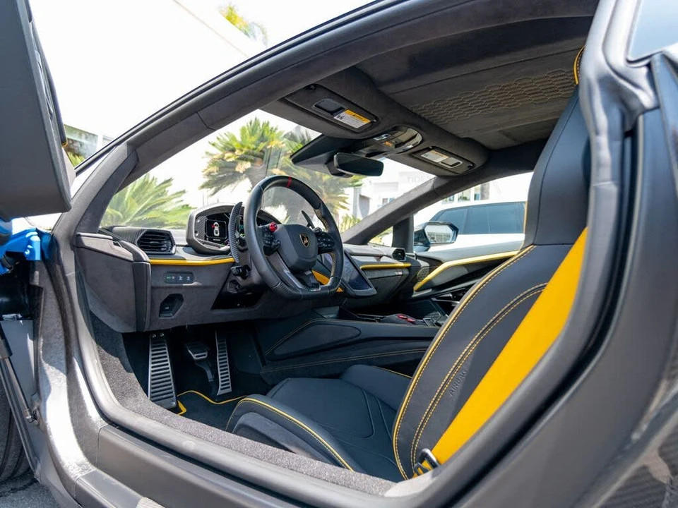 2025 Lamborghini Revuelto - Image 17 of 31