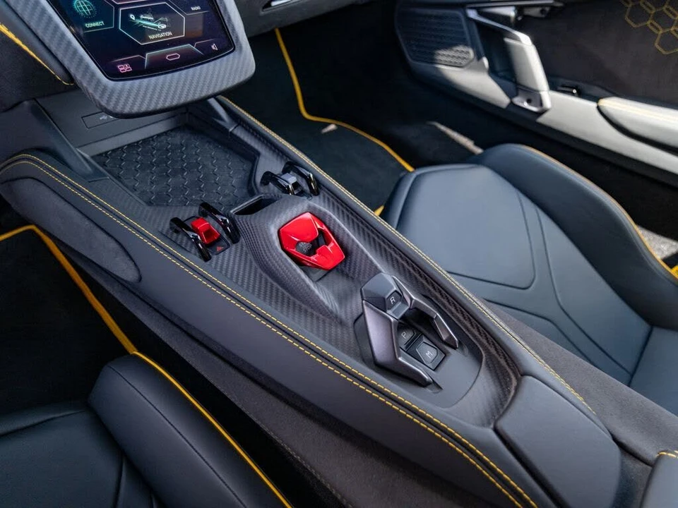 2025 Lamborghini Revuelto - Image 16 of 31