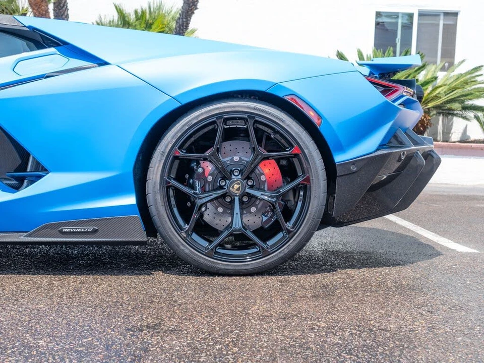2025 Lamborghini Revuelto - Image 24 of 31