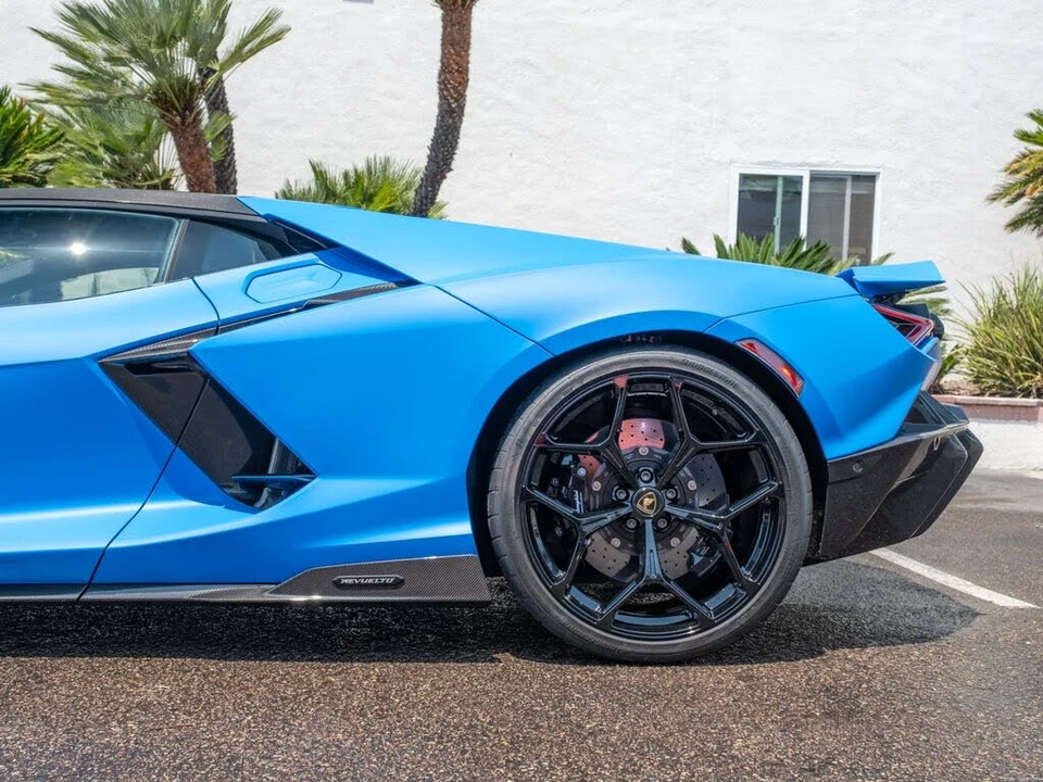 2025 Lamborghini Revuelto - Image 23 of 31