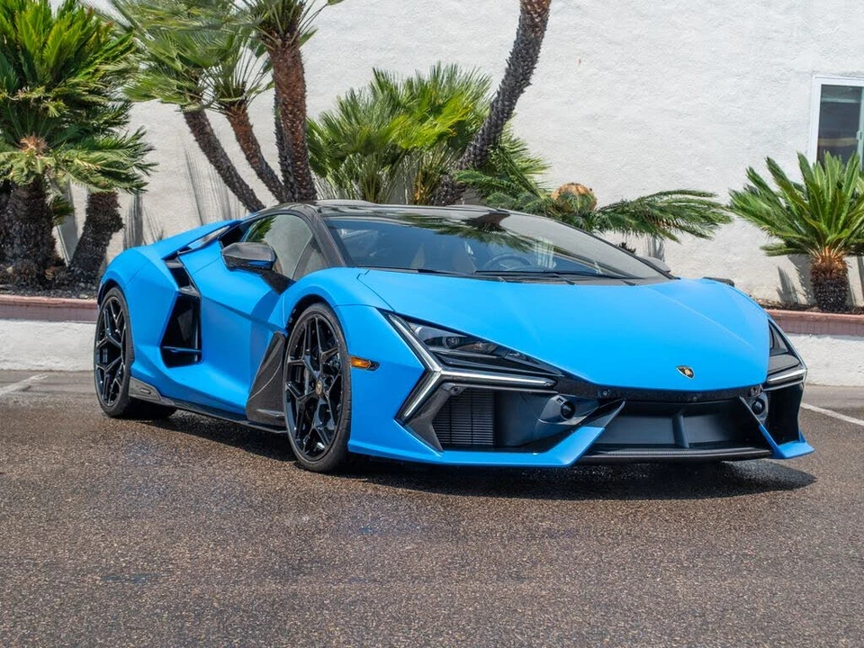 2025 Lamborghini Revuelto - Image 28 of 31