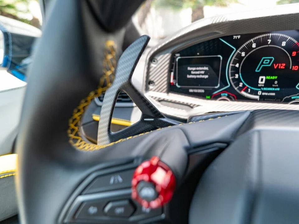 2025 Lamborghini Revuelto - Image 14 of 31