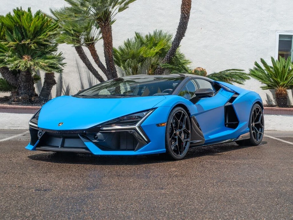 2025 Lamborghini Revuelto - Image 25 of 31