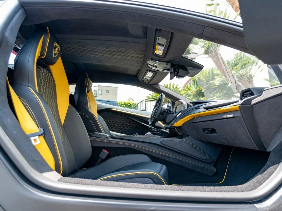 2025 Lamborghini Revuelto - Image 8 of 31