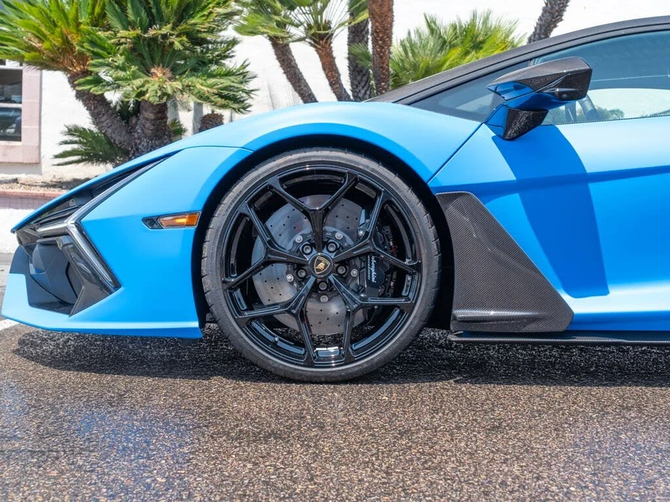 2025 Lamborghini Revuelto - Image 9 of 31
