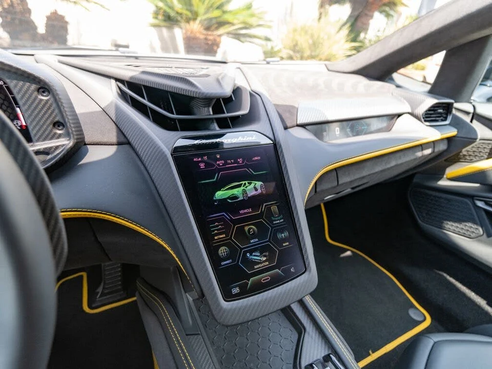 2025 Lamborghini Revuelto - Image 15 of 31
