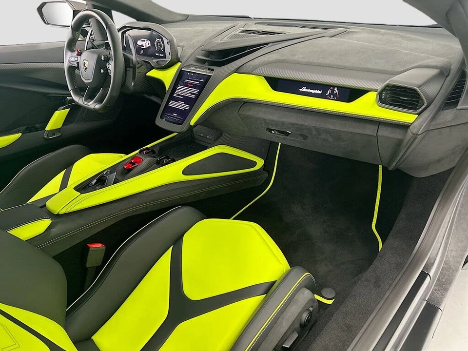 2025 Lamborghini Revuelto - Image 16 of 30