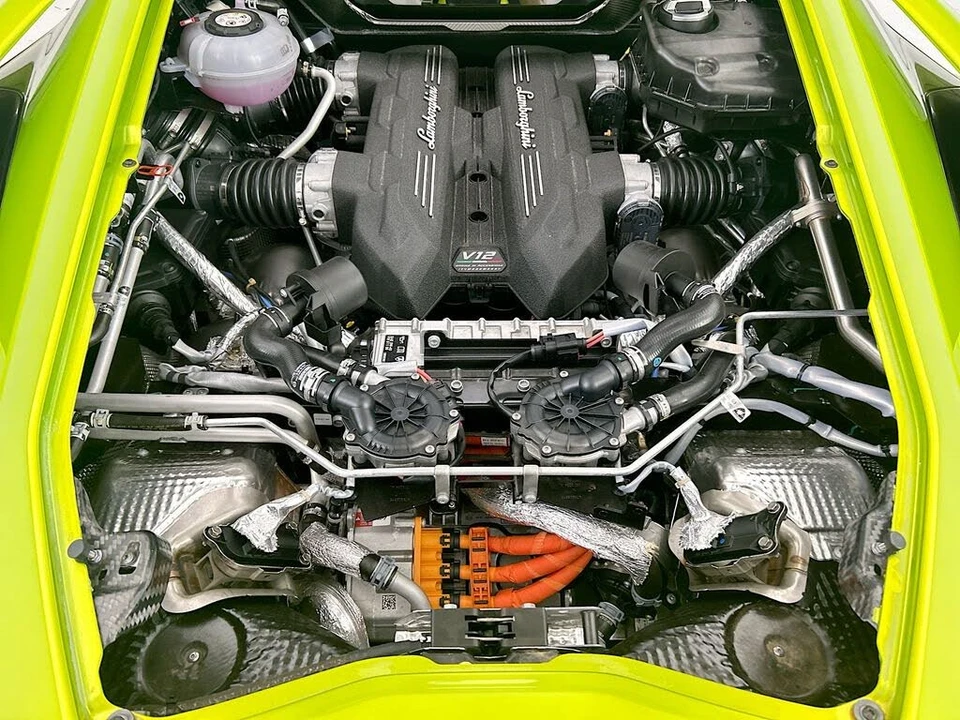 2025 Lamborghini Revuelto - Image 23 of 30