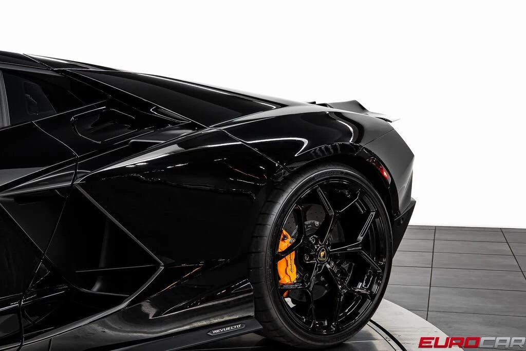 2025 Lamborghini Revuelto - Image 16 of 31
