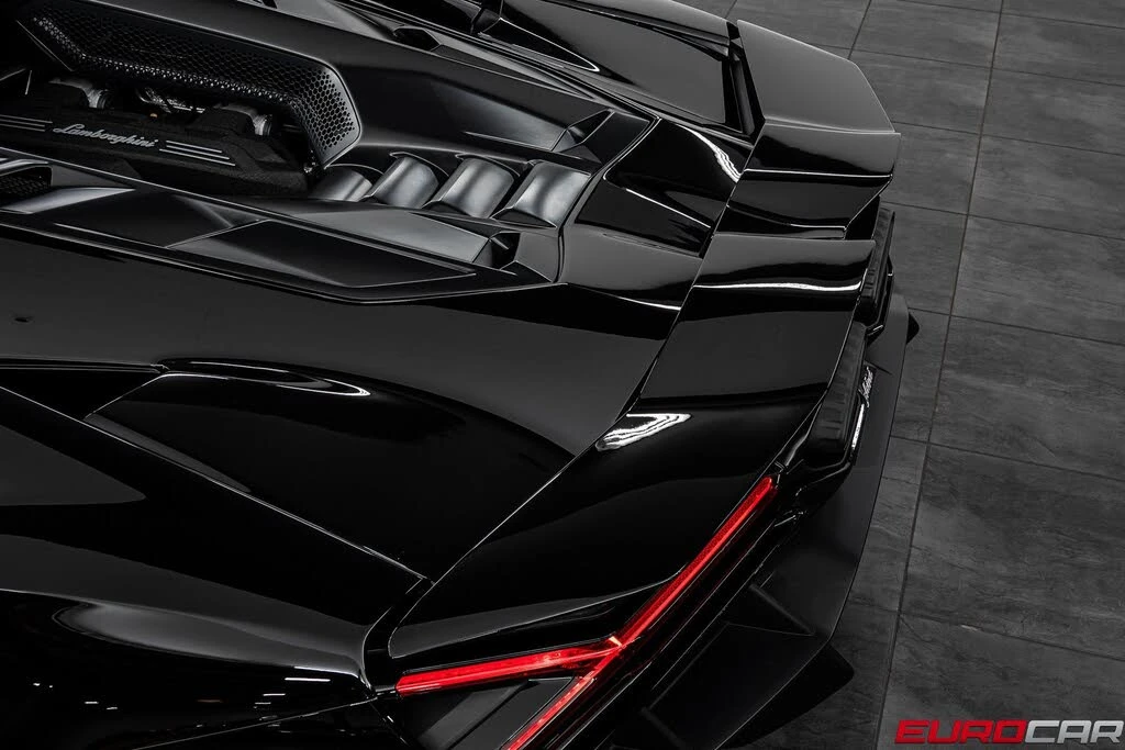 2025 Lamborghini Revuelto - Image 19 of 31