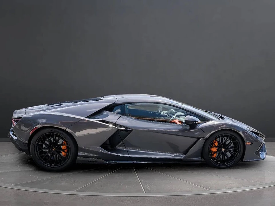 2025 Lamborghini Revuelto - Image 9 of 31