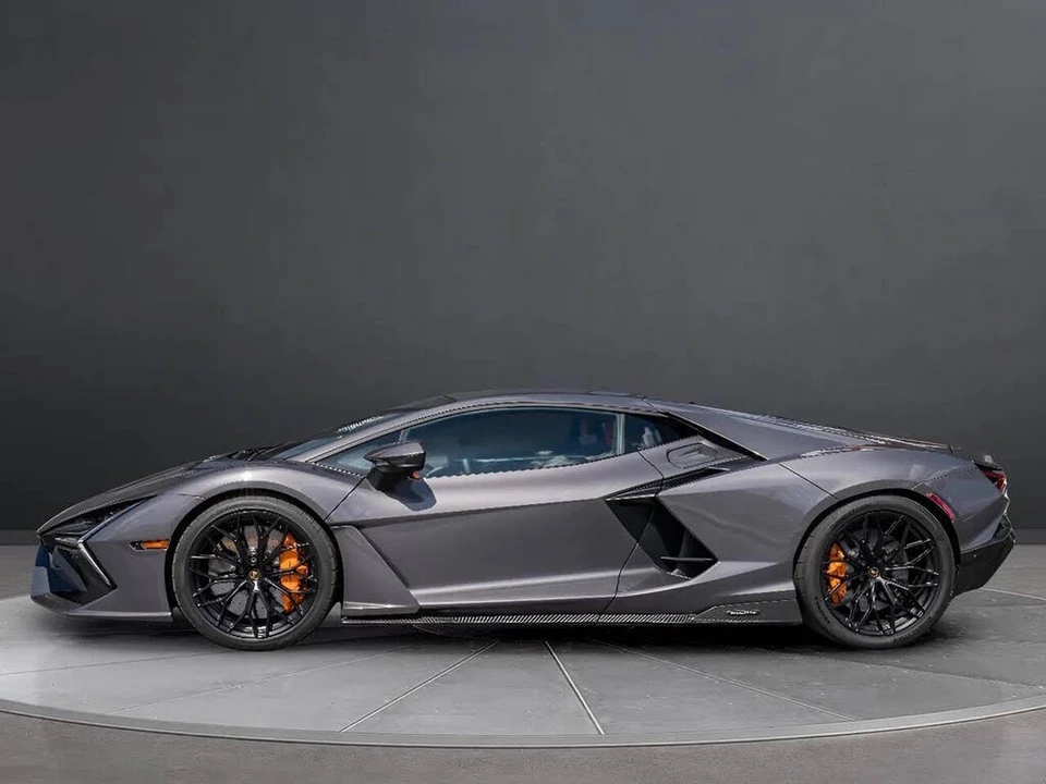 2025 Lamborghini Revuelto - Image 5 of 31